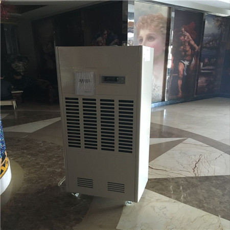 工業(yè)除濕機經過工作能夠將濕潤的水分和懸浮物除去，濕空氣變得干爽，也是空氣喧囂機，它廣泛用于生產和生活的各個方面。為用戶創(chuàng)造出舒適、干爽清凈的現(xiàn)代生活空間。